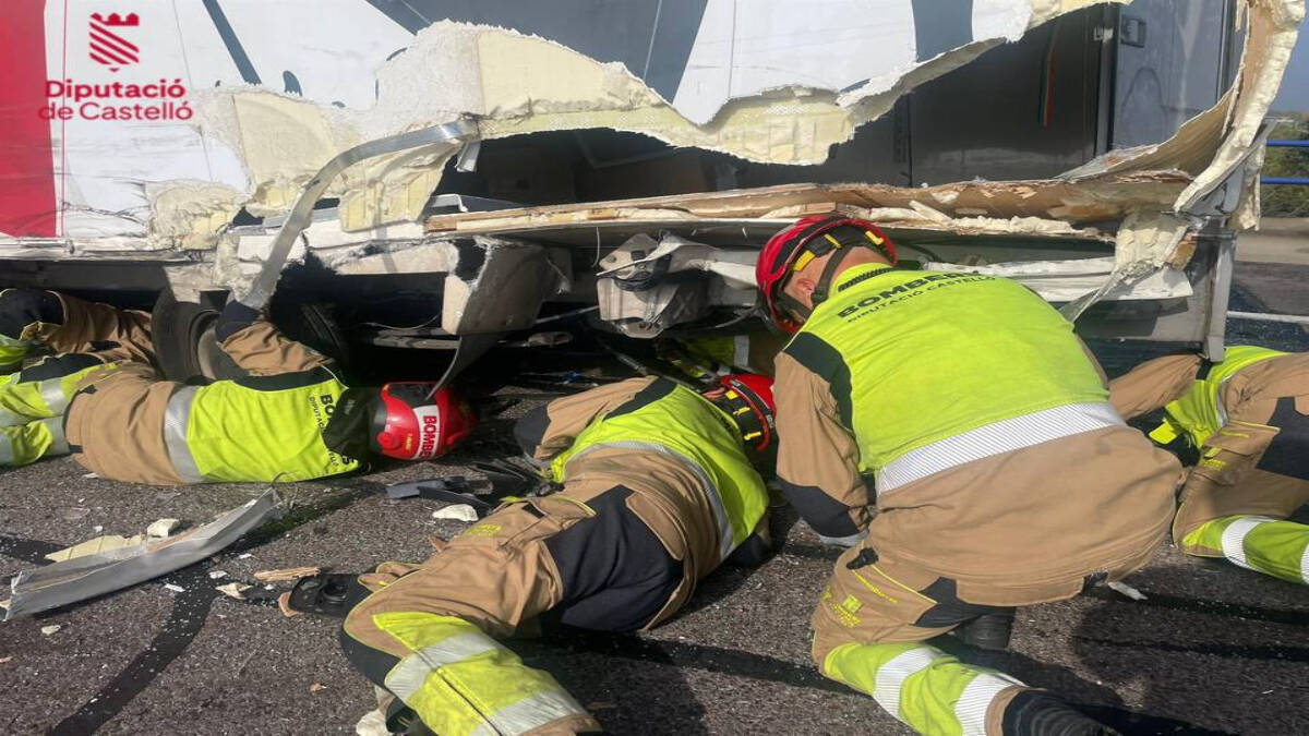 Bomberos de la Diputació de Castelló trabajando en el accidente 