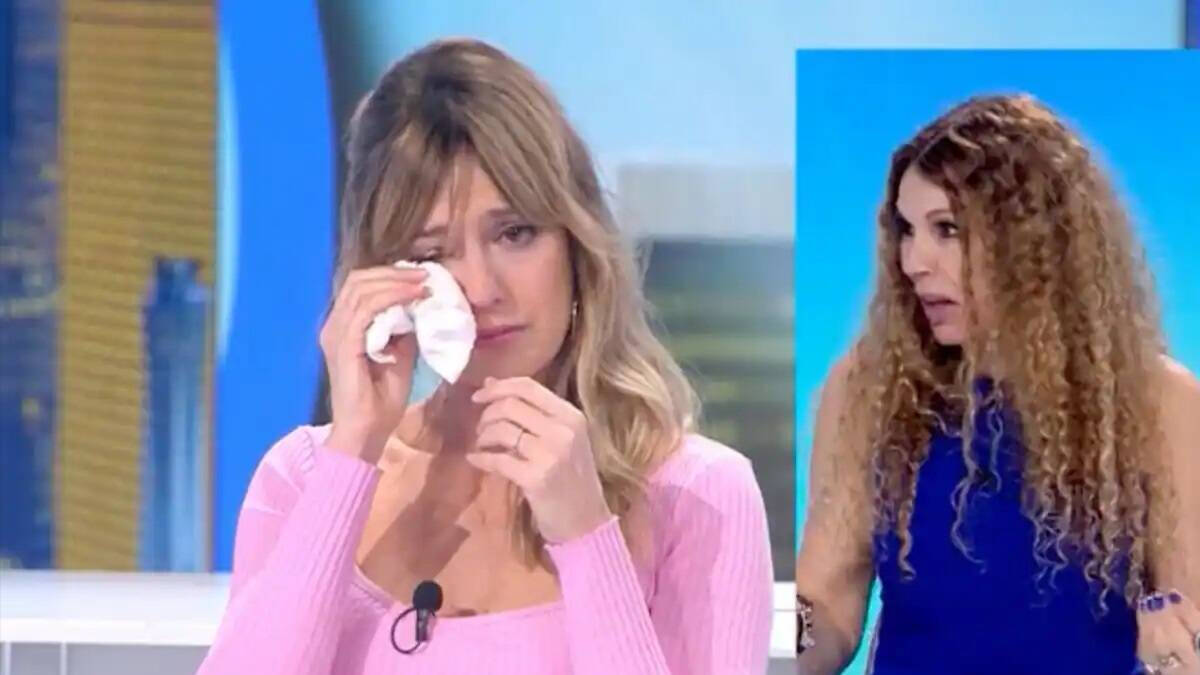 María Moya, colaboradora de 'Aruser@s', comenzó a llorar durante el análisis de un vídeo.