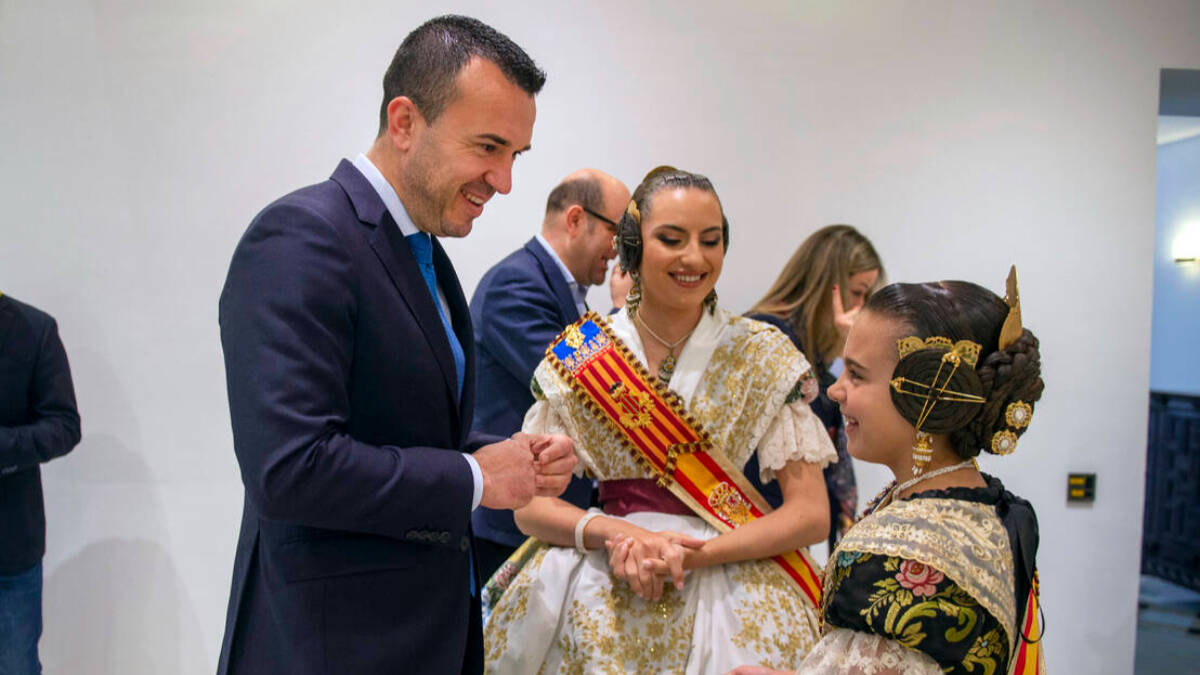 Vicent Mompó, Presidente de la Diputación, y las Falleras Mayores de Valencia