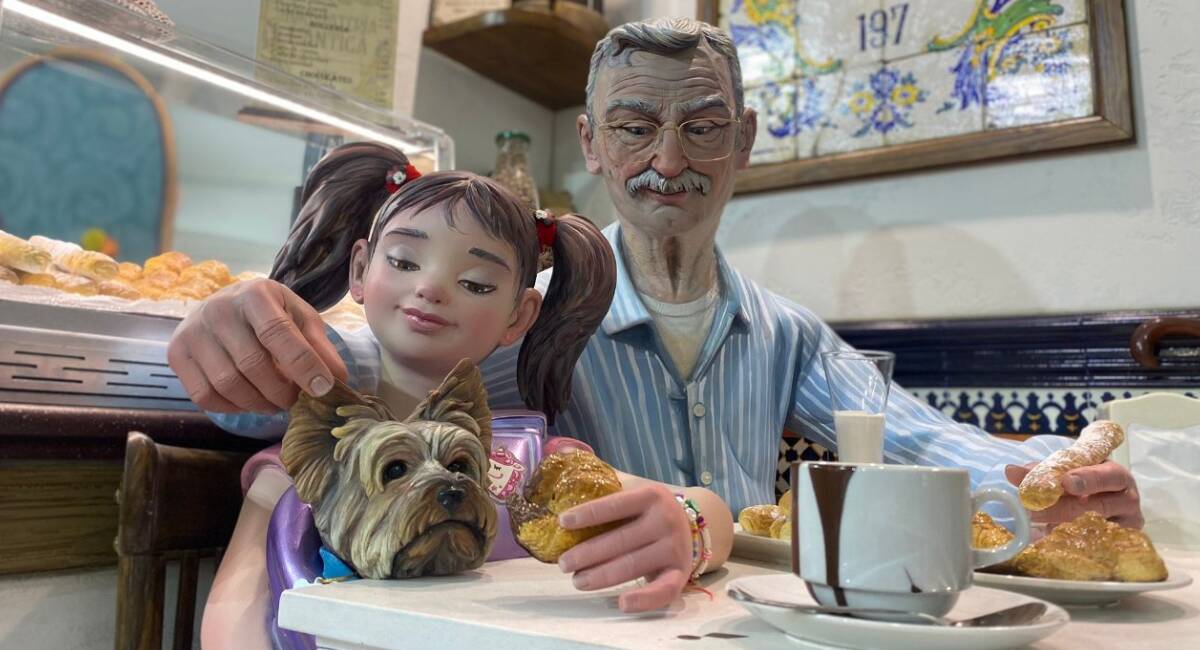 Escena ganadora del Ninot Indultat 2024 en la que se aprecia a un abuelo, junto a su nieta, en una horchatería tradicional tomando un chocolate. 