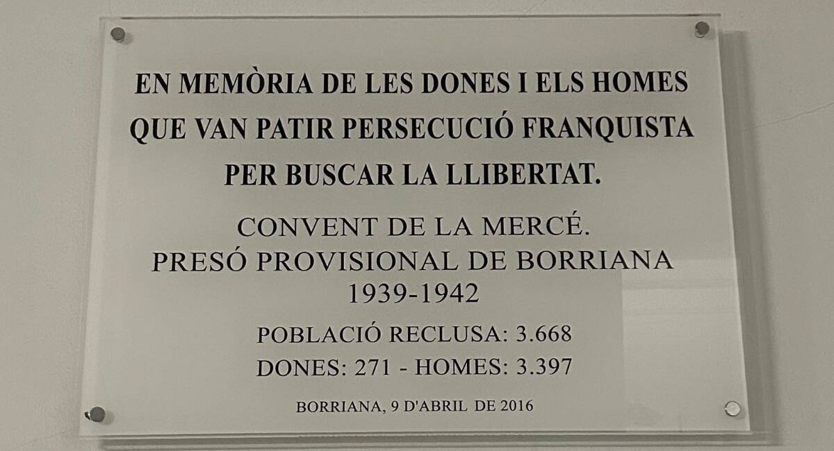 Placa retirada en Borriana (Castellón) en honor a las víctimas del franquismo