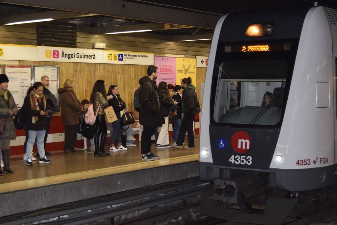 Metro circulando en Ángel Guimerà
