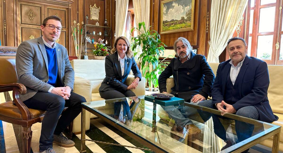 Begoña Carrasco junto a representantes del Colegio de Agentes Comerciales de Castellón y el concejal de Comercio y Consumo, Alberto Vidal. 