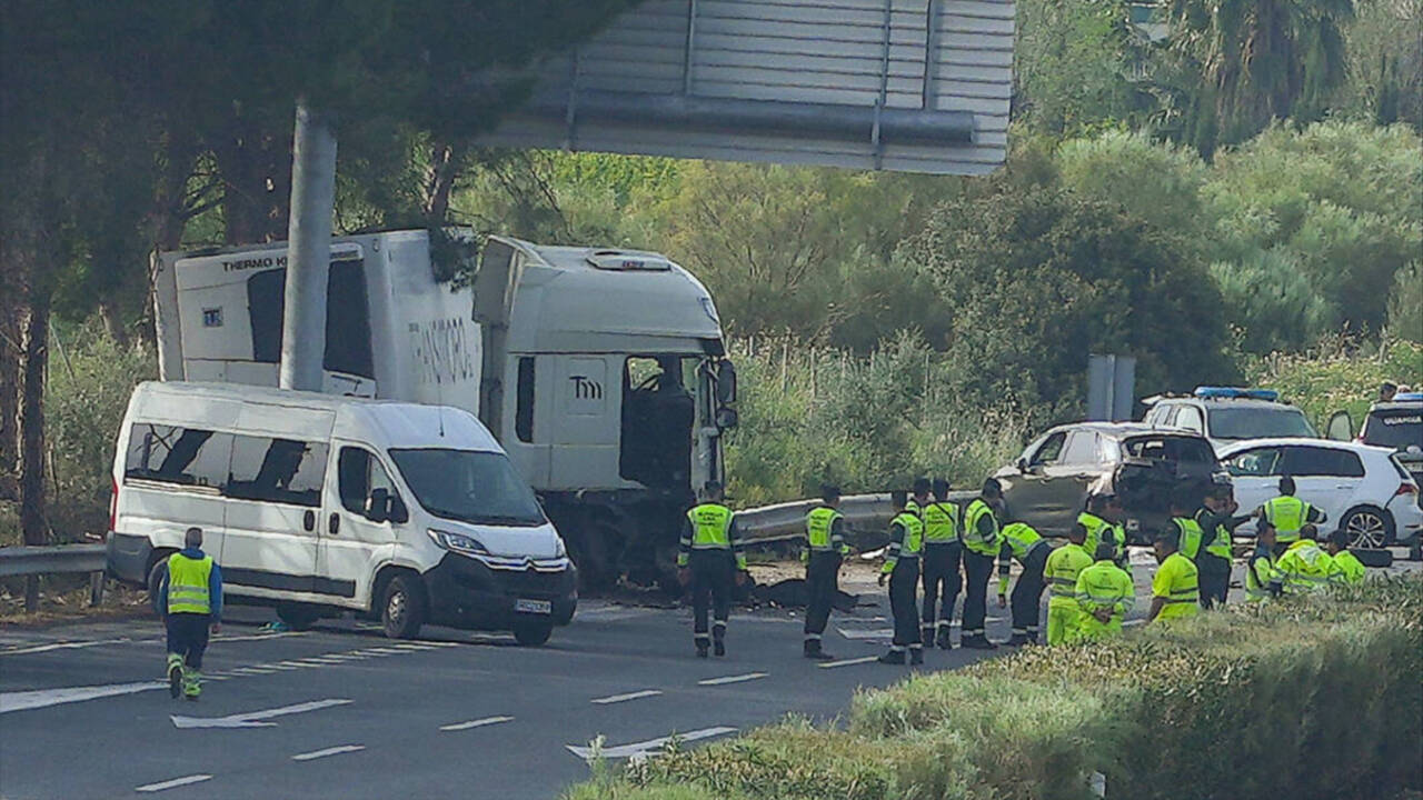 Accidente con seis fallecidos en la AP-A (Sevilla).