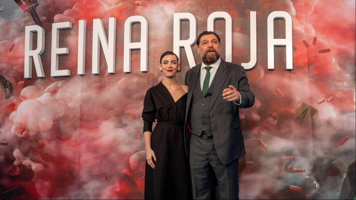 Los actores Vicky Luengo y Hovik Keuchkerian posan durante el estreno de la serie ‘Reina Roja’ de Amazon Prime Video.