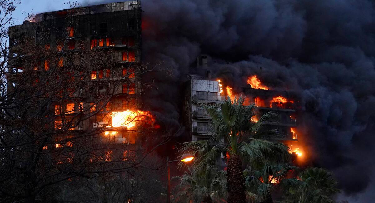 Imagen del incendio del edificio de Campanar