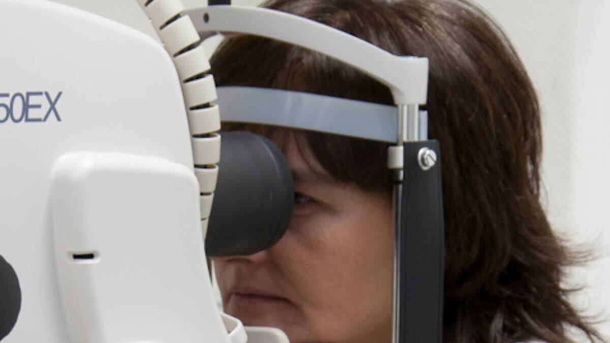 Una paciente se somete a un examen de visión ocular