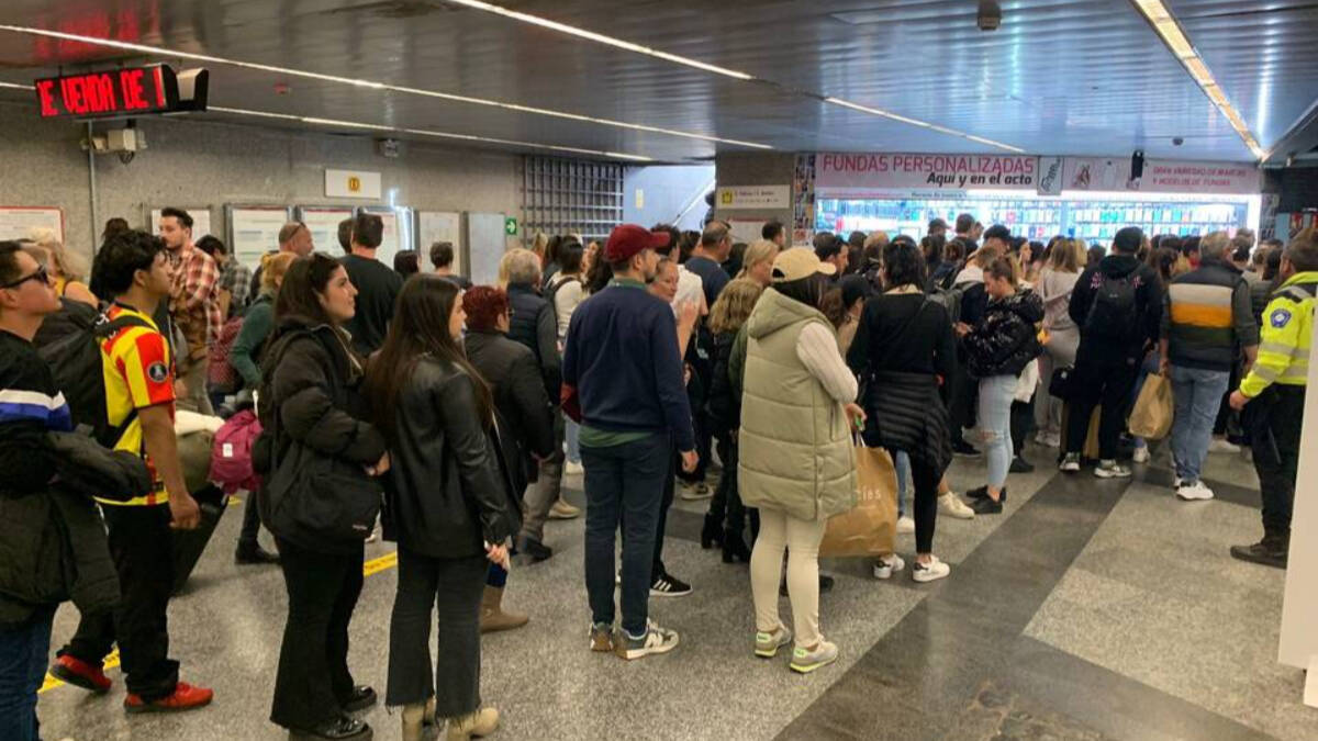 Usuarios de Metrovalencia esperando para acceder a una estación