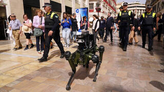 La Policía de Málaga causa furor con su nuevo 'compañero': un perro-robot