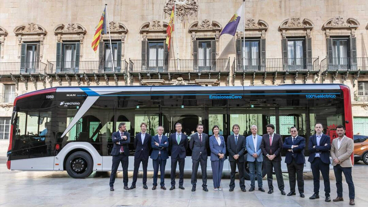 Alicante presenta 18 nuevos autobuses urbanos eléctricos 