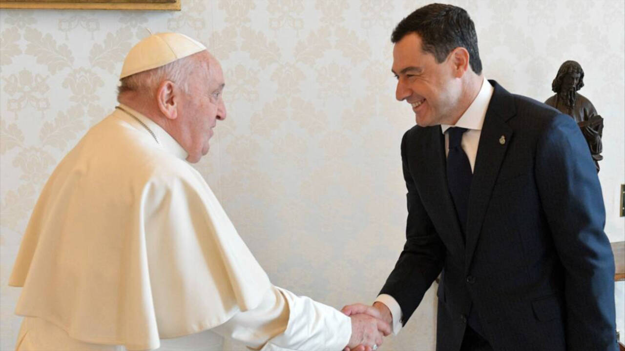 El Papa Francisco ha recibido en el Vaticano al presidente de la Junta de Andalucía, Juanma Moreno.