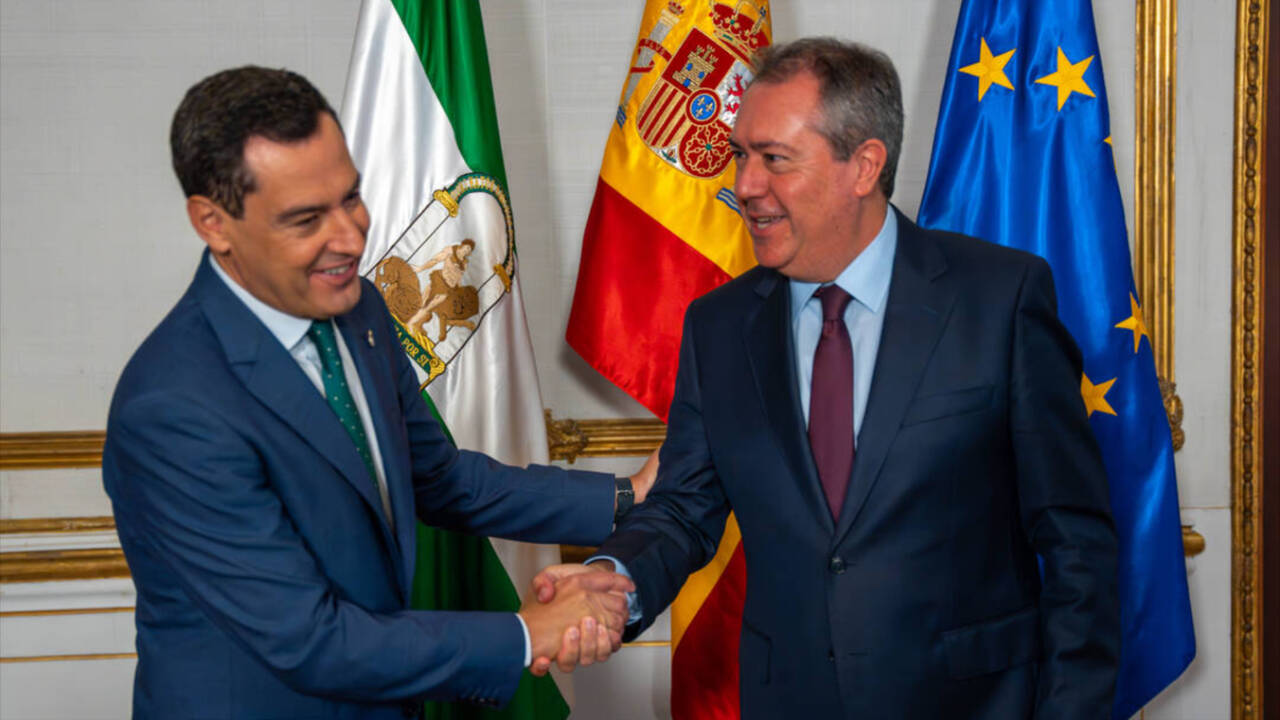 El presidente de la Junta de Andalucía, Juanma Moreno, con el secretario del PSOE-A, Juan Espadas.