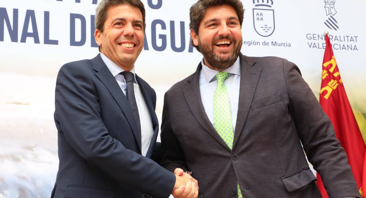 Carlos Mazón y Fernando López Miras durante la firma del manifiesto por el Pacto Nacional del Agua
