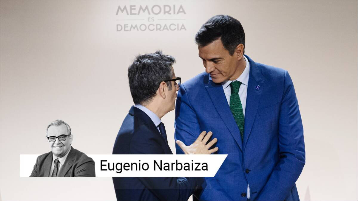 El ministro Félix Bolaños y el presidente Pedro Sánchez charlan durante un acto del Gobierno.