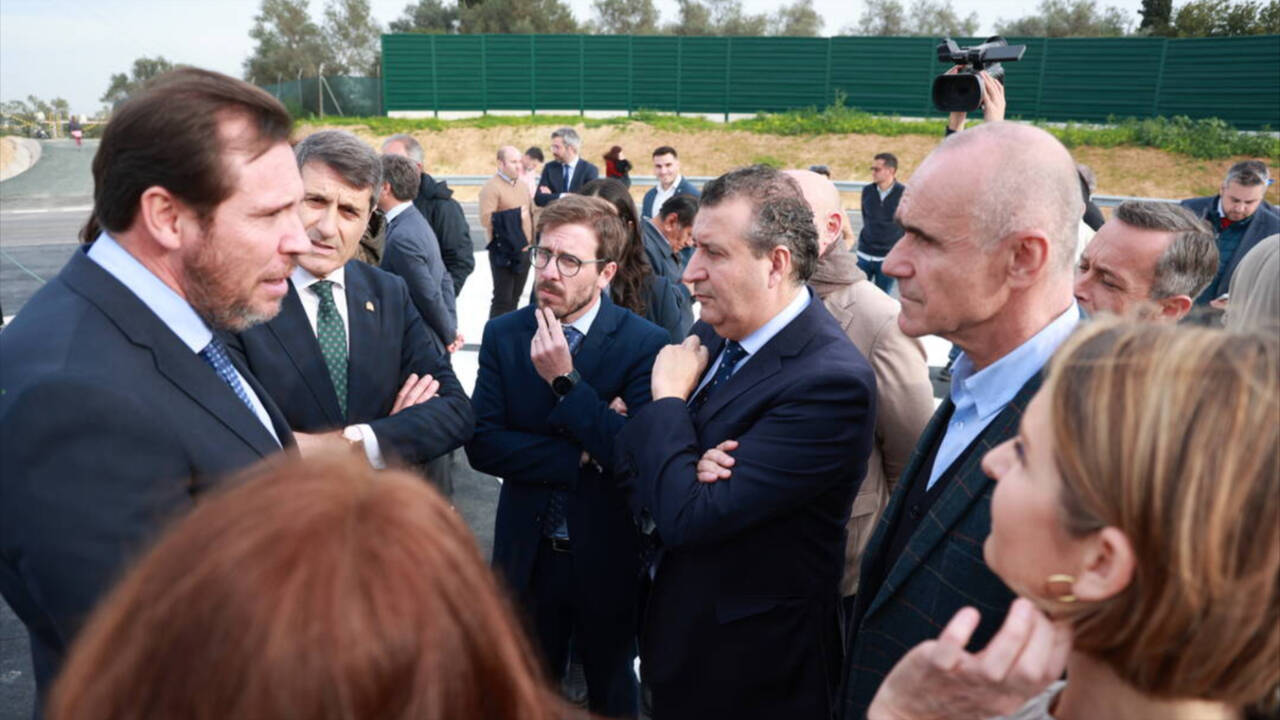 El ministro de Transportes, Óscar Puente, durante su visita a Sevilla en febrero.