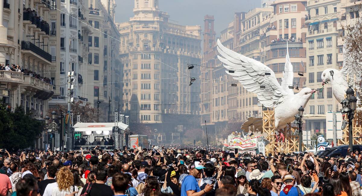 Decenas de personas asisten a la mascletà, en el Ayuntamiento de Valencia