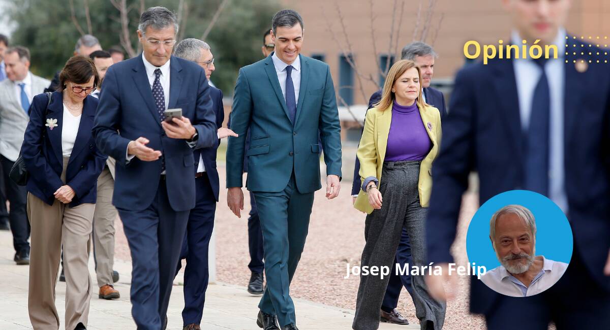 El presidente del Gobierno, Pedro Sánchez, y la delegada del Gobierno en la Comunitat Valenciana, Pilar Bernabé, a su llegada a las instalaciones de la planta desaladora de Torrevieja