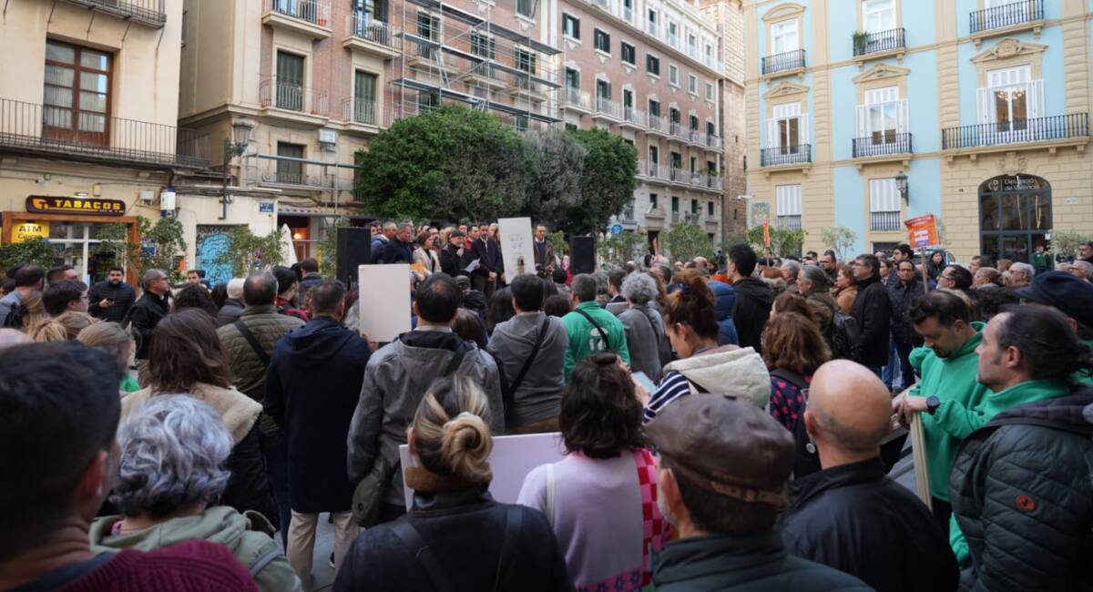 Concentración frente al Palau de la Generalitat por los "recortes" del pla Edificant 