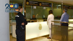 Detenido en el Aeropuerto por viajar... ¡Con una Orden Internacional de Detención!