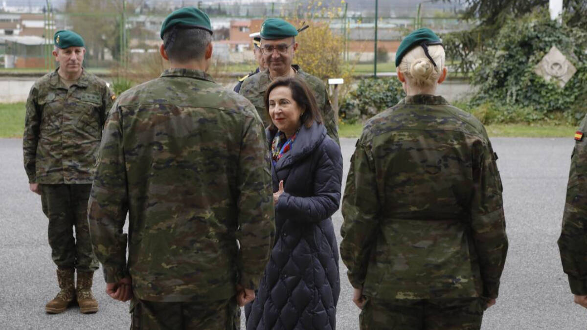 La ministra de Defensa, Margarita Robles, en su visita al acuartelamiento Aizoaín esta misma semana. 