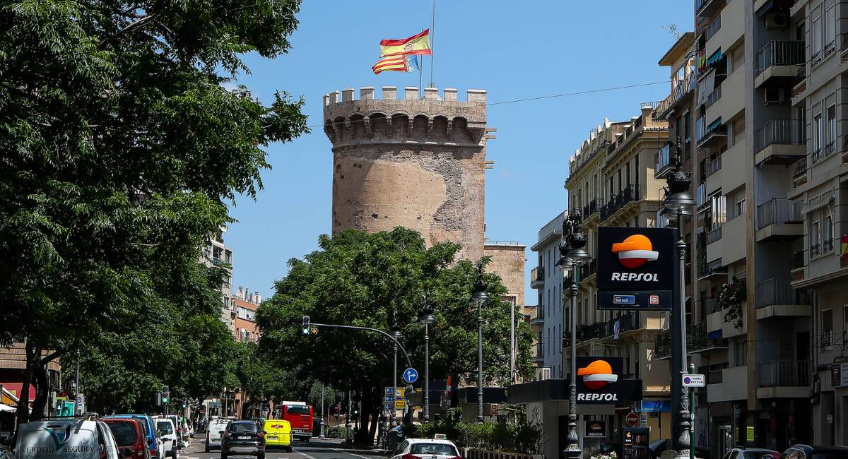 Bandera de España a media asta en las Torres de Quart de Valencia