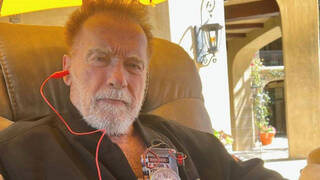 Arnold Schwarzenegger muestra su marcapasos tras tres operaciones de corazón