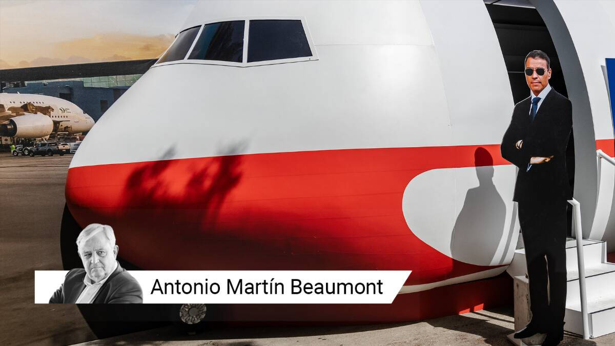 Maqueta del avión Falcon 900 que el PP situó en Madrid junto a un cartón a tamaño real de Pedro Sánchez.