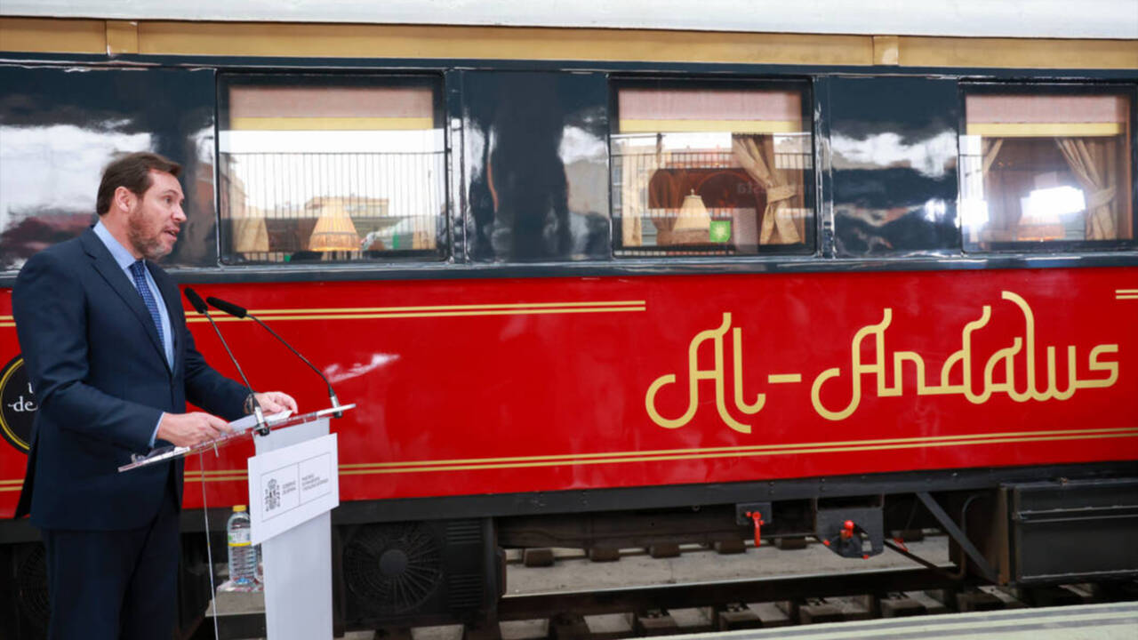 El ministro de Transporte y Movilidad, Oscar Puente, presentando la temporada de trenes turísticos de lujo.