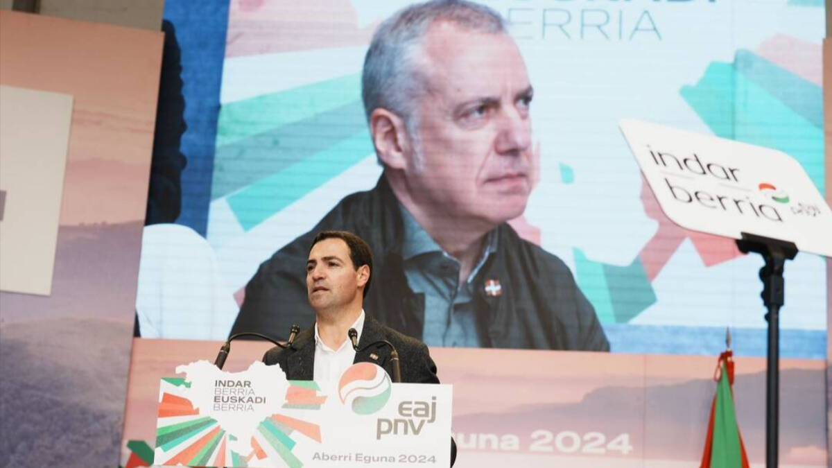 El candidato a Lehendakari del PNV, Imanol Pradales, con el actual máximo mandatario del País Vasco, Íñigo Urkullu, de fondo.