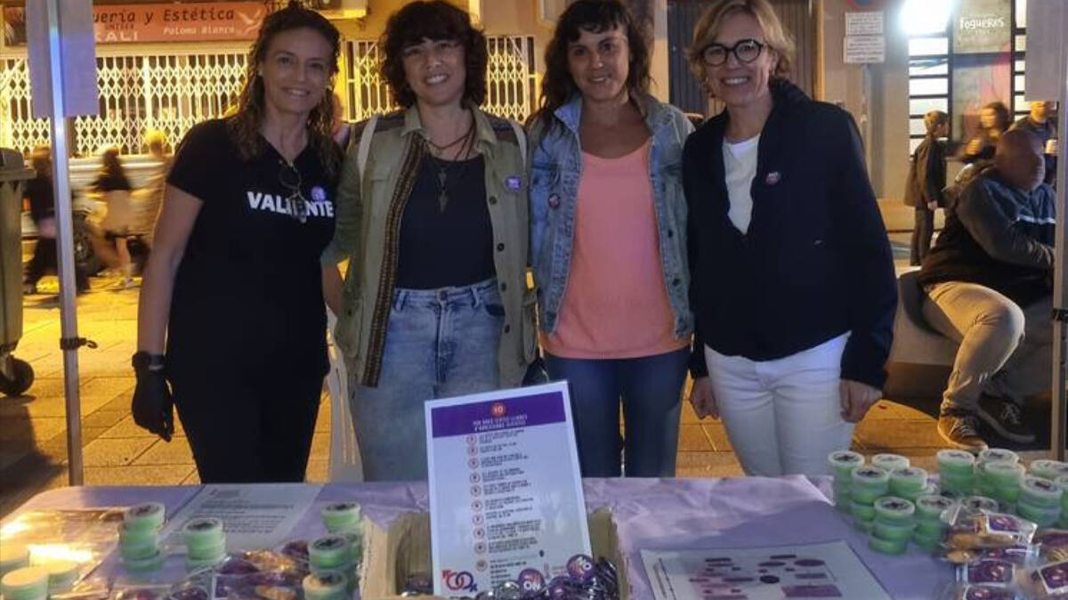 Uno de los Puntos Violeta en la pasada edición del BubotaFest, con la alcaldesa, Rosa Cardona y la concejala de Fiestas, Mavi Pérez.