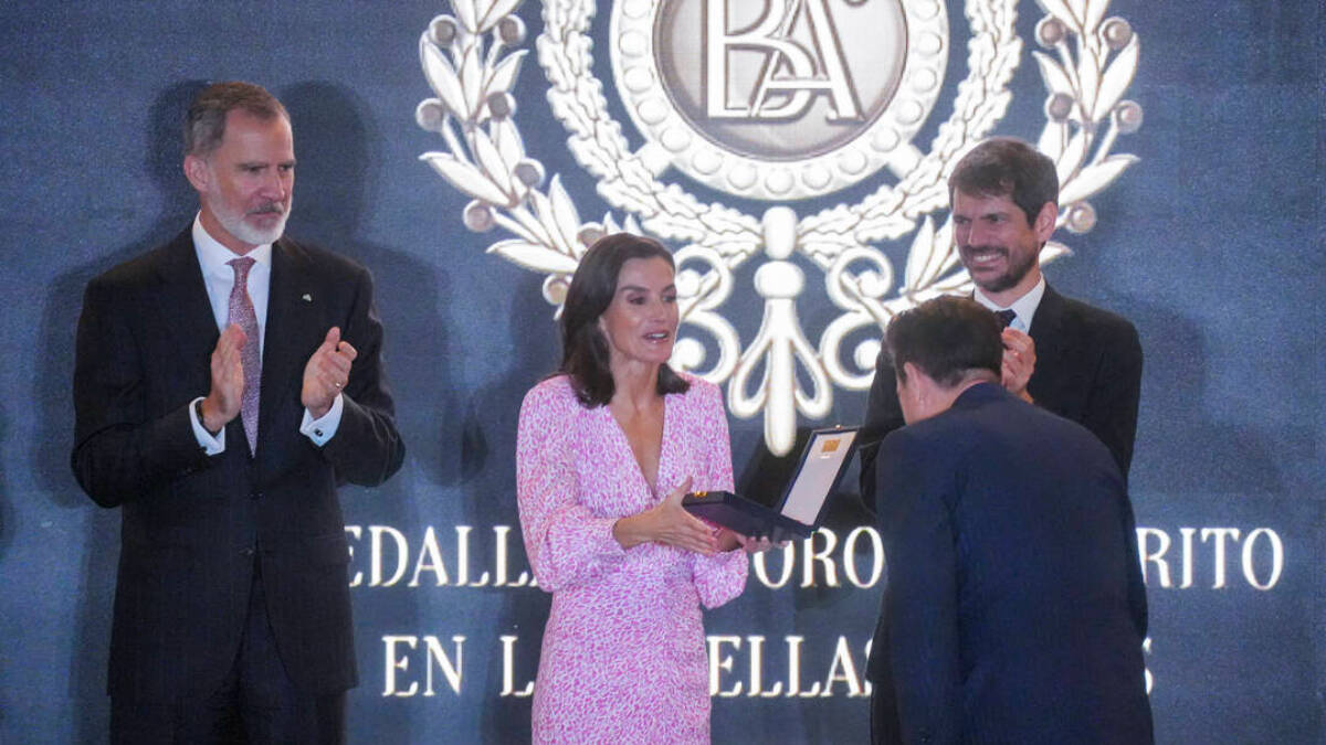 Los Reyes de España y el ministro de Cultura, en la entrega de las Medallas a las Bellas Artes. 