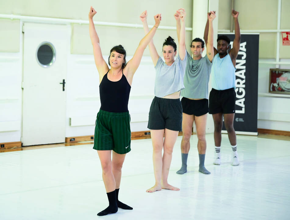 Quatre ballarins practicant ballet
