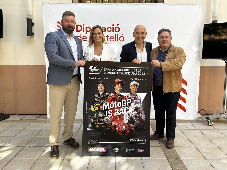 Membres de la Diputació de Castelló amb el cartell del Gran Premi de MotoGP