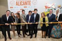 Mazón anuncia un estudio sobre la segunda pista del Aeropuerto de Alicante-Elche y la amplicación de Manises