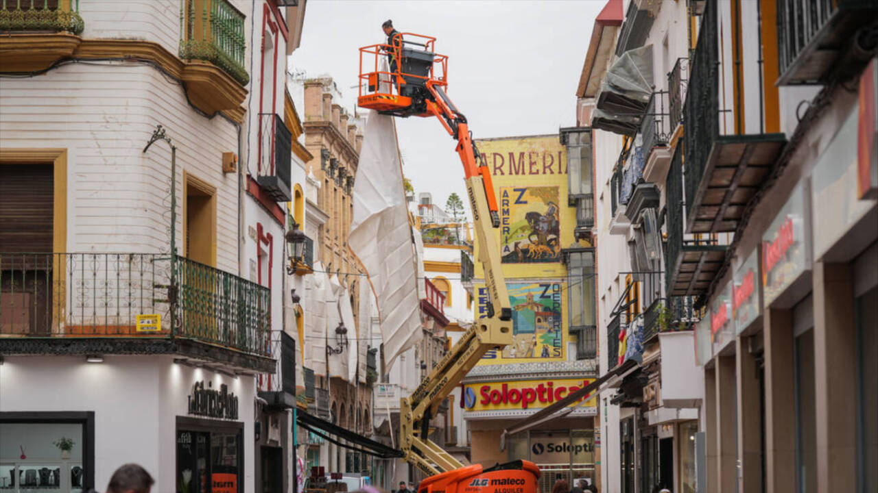 Instalación de los toldos en calle Sierpes, Sevilla.