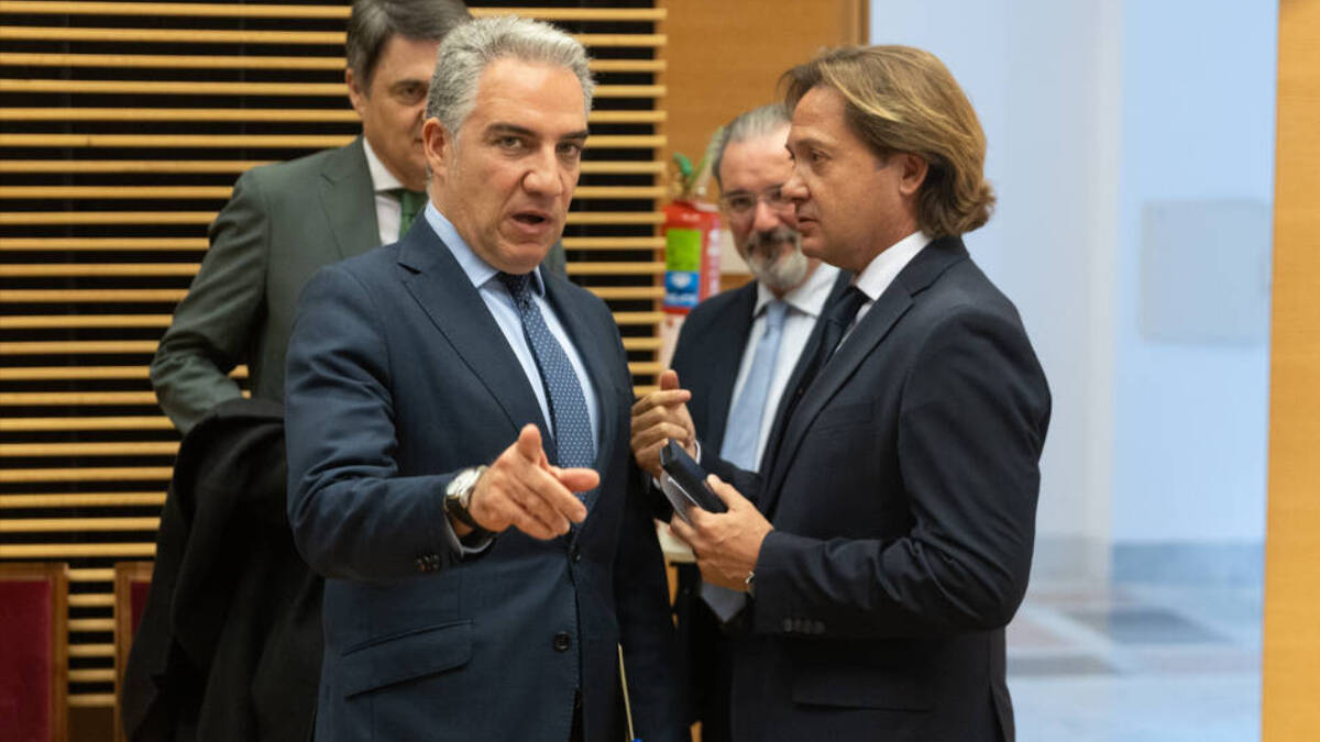 l diputado del PP Elías Bendodo (izquierda)