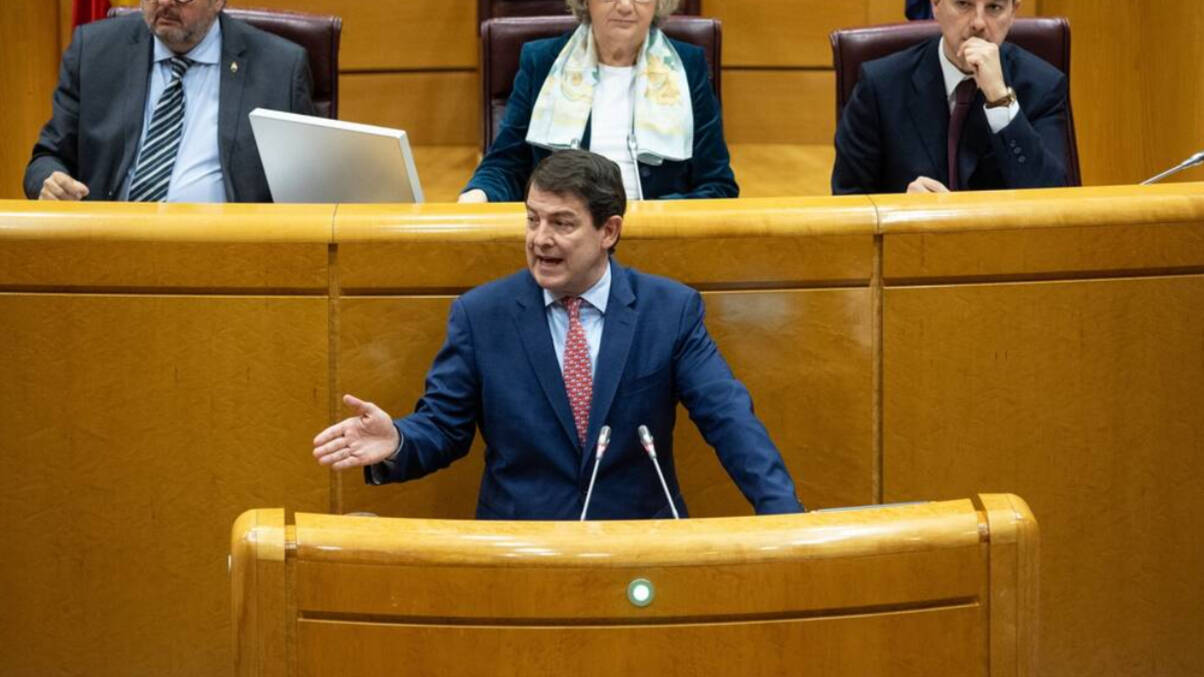 El presidente de la Junta de Castilla y León, Alfonso Fernández Mañueco, durante el debate de este lunes en el Senado.
