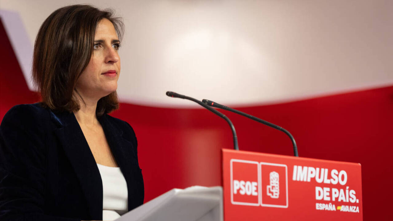 La portavoz del PSOE, Esther Peña, comparece en rueda de prensa en la sede de Ferraz