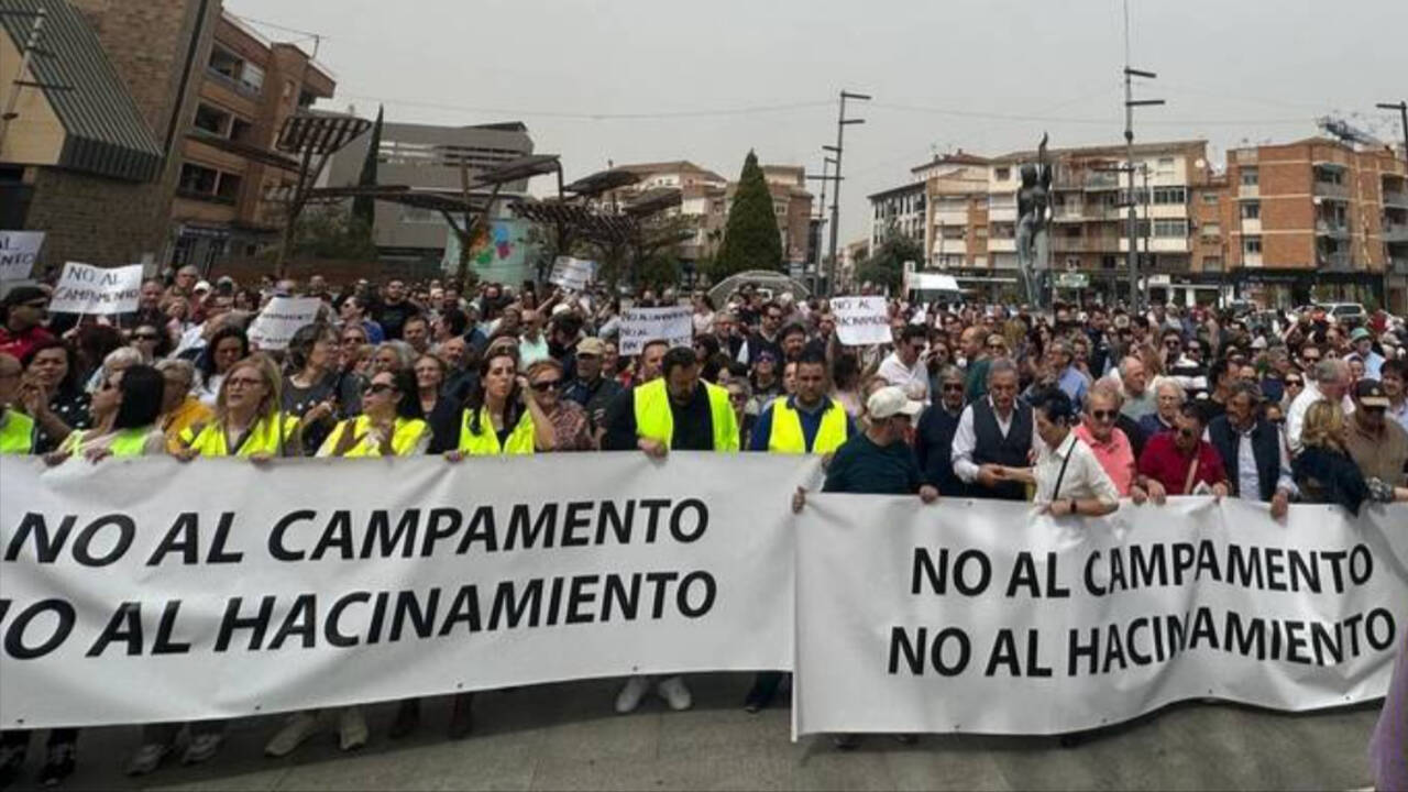 Protesta vecinal contra el campamento de inmigrantes en la base de Armilla (Granada).
