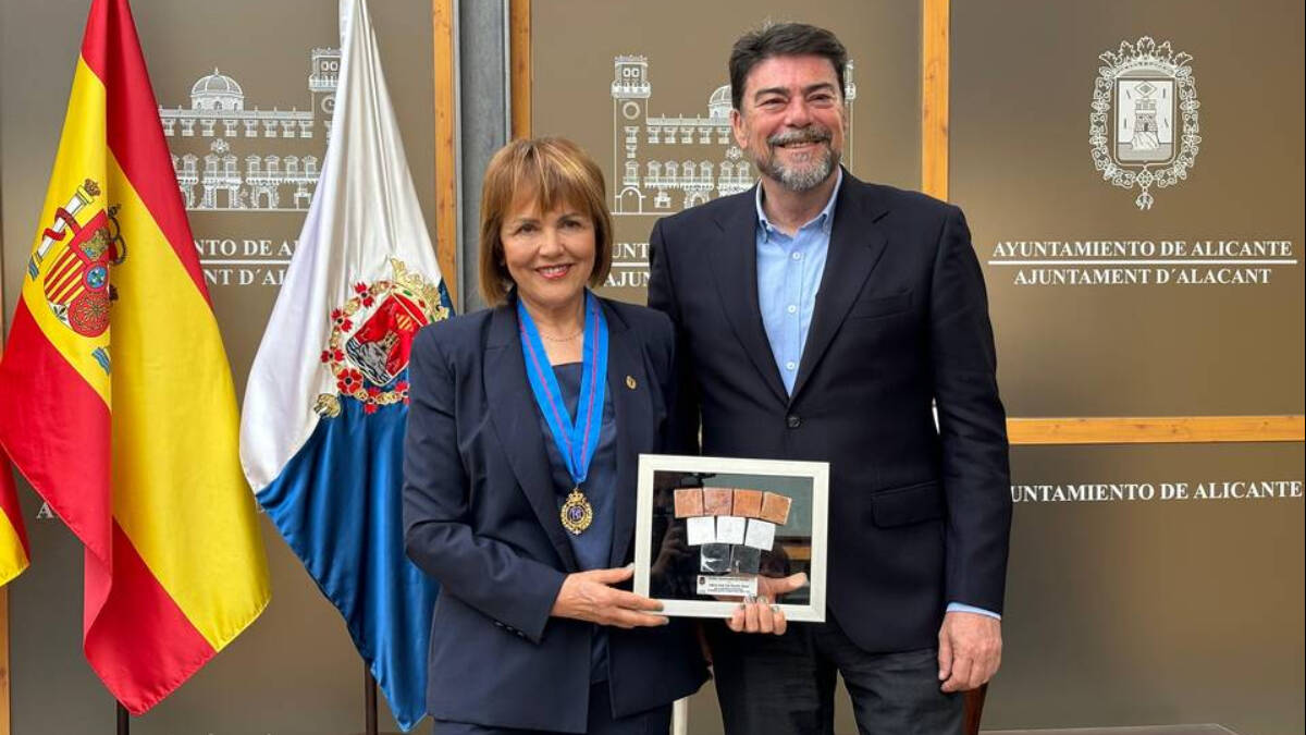 La cocinera galardonada junto al alcalde, Luis Barcala