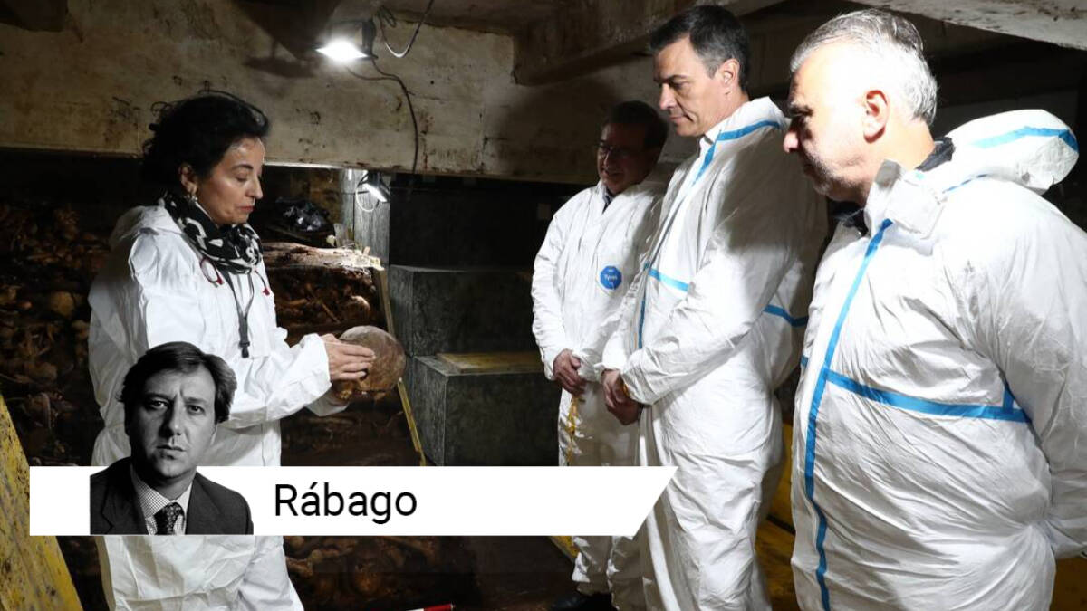 El presidente del Gobierno, Pedro Sánchez, junto al ministro y el secretario de Estado de Memoria Democrática, Víctor Torres, en el laboratorio en la cripta del Valle de Cuelgamuros.