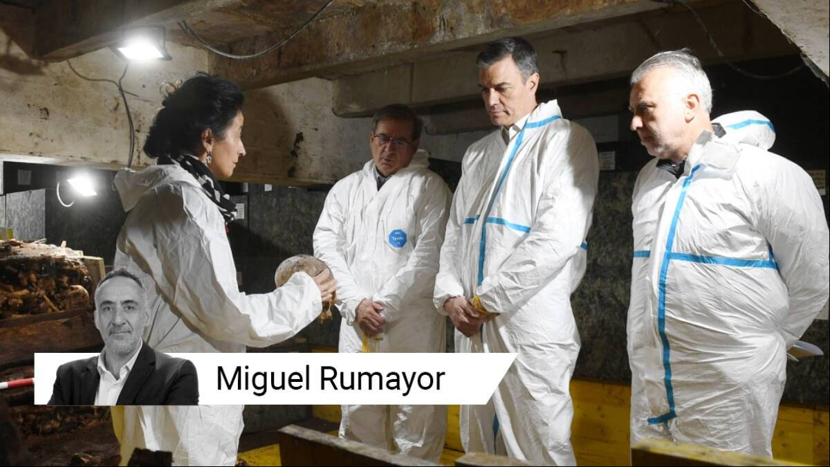 El presidente del Gobierno, Pedro Sánchez, visita el laboratorio forense instalado en el Valle de Cuelgamuros.