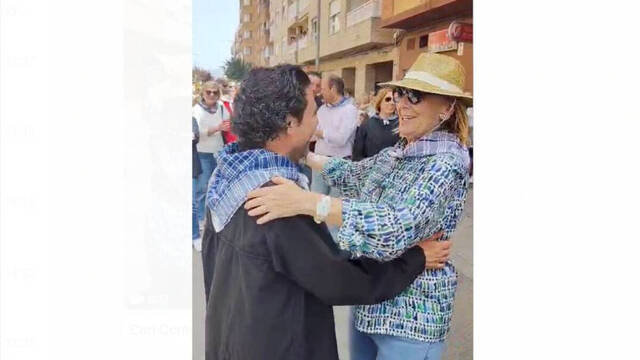 Esperanza Aguirre se marca un pasodoble con un alcalde de Compromís en Llíria