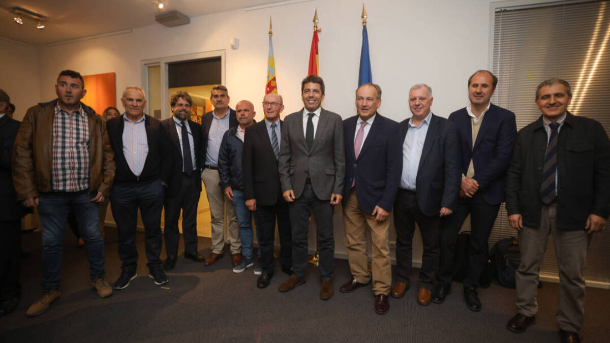 Mazón con miembros de la delegación valenciana.