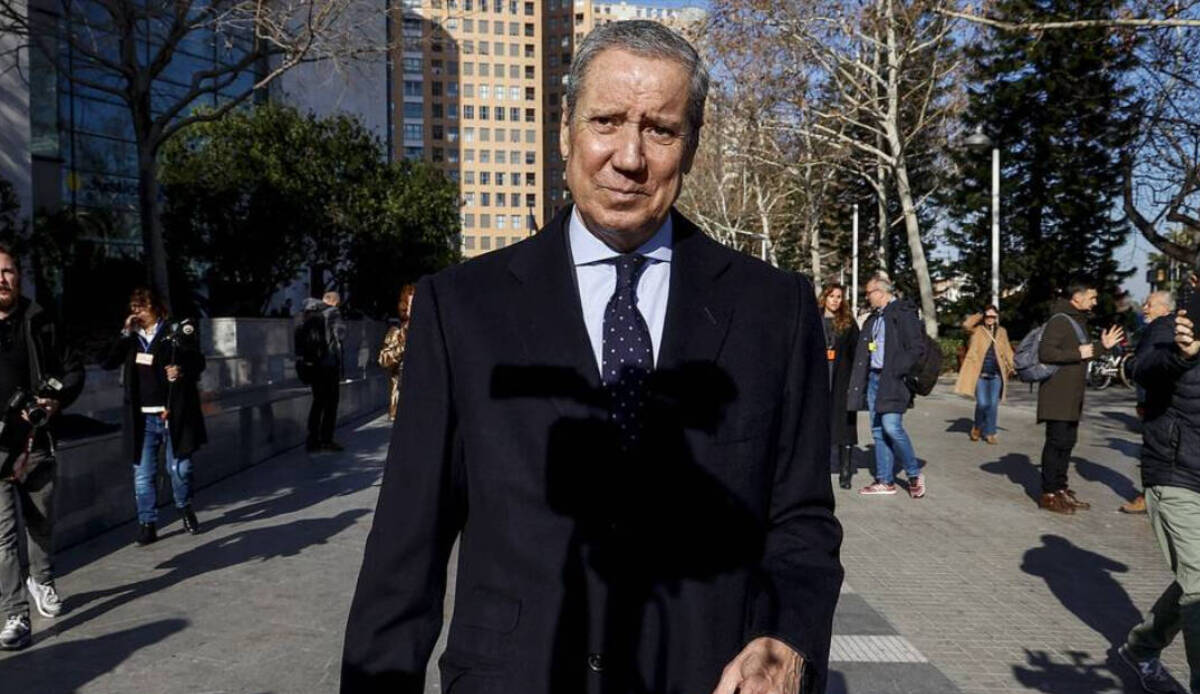 El expresidente de la Generalitat Valenciana y exministro de Trabajo con el PP, Eduardo Zaplana, a su llegada al juicio por el caso Erial, en la Ciudad de la Justicia de Valencia.