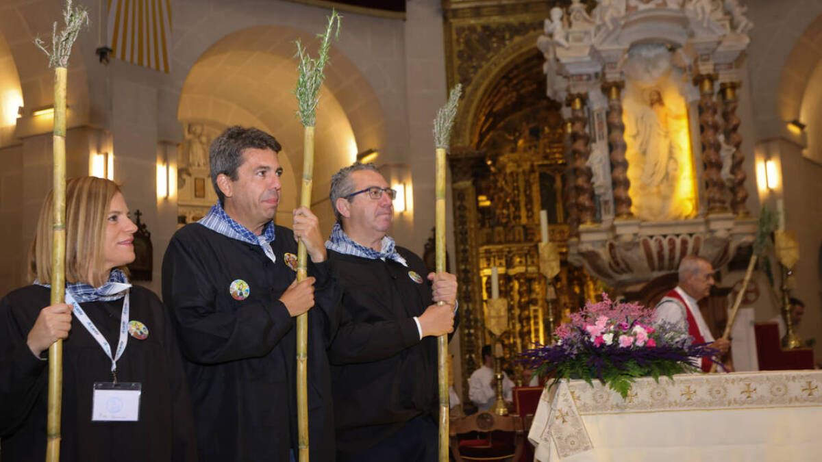 Mazón, junto a Pilar Bernabé y Toni Pérez, en la Concatedral de San Nicolás