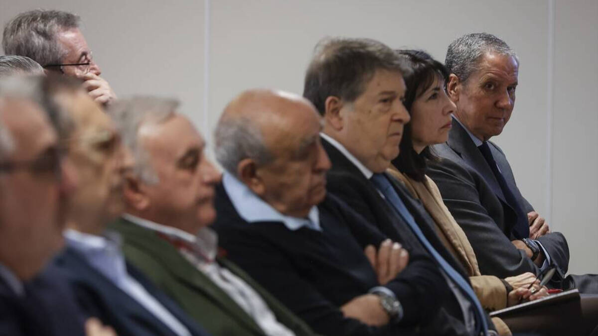 Eduard Zaplana junto al resto de acusados en el banquillo de la Audiencia de Valencia.
