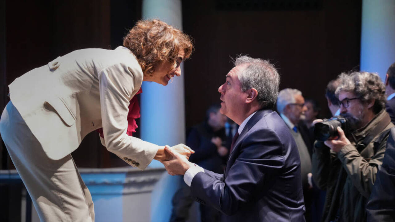 La ministra y vicesecretaria general del PSOE, María Jesús Montero, y el secretario general del PSOE-A, Juan Espadas, en un acto en Sevilla.