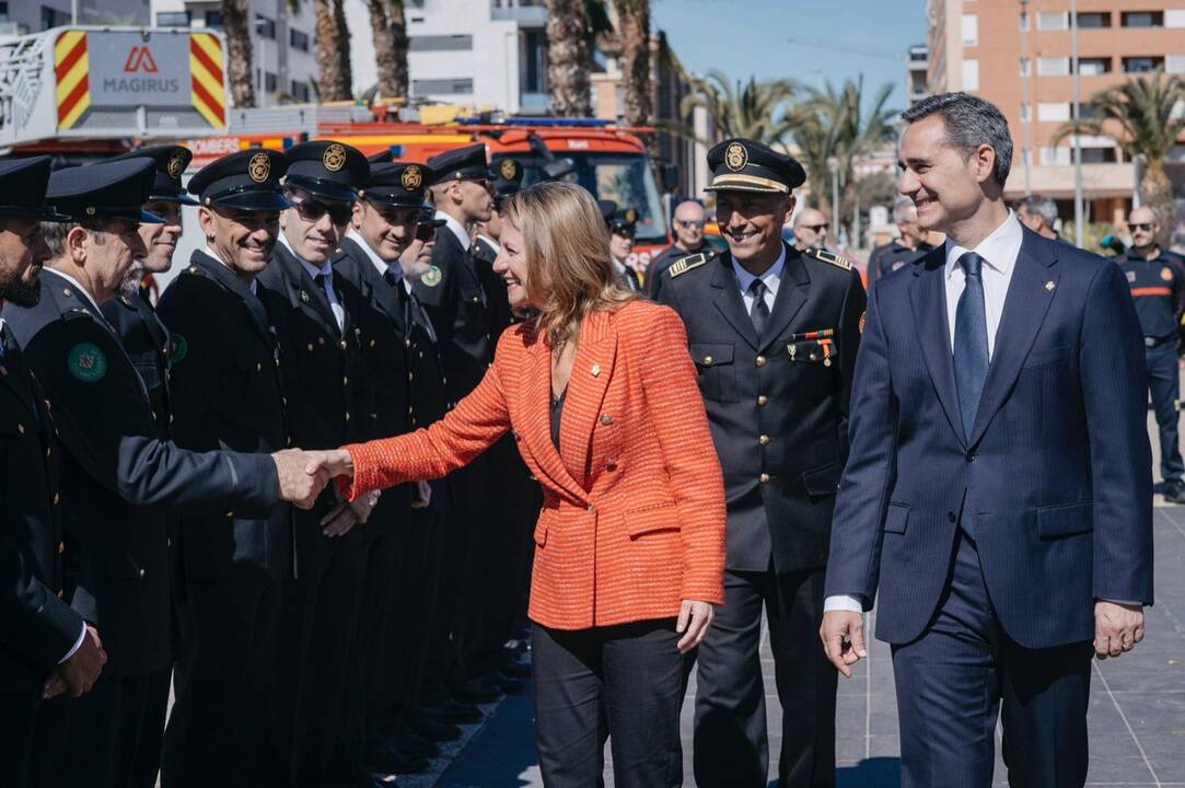 Begoña Carrasco, alcaldesa de Castellón, saludando a los miembros del cuerpo de Bomberos