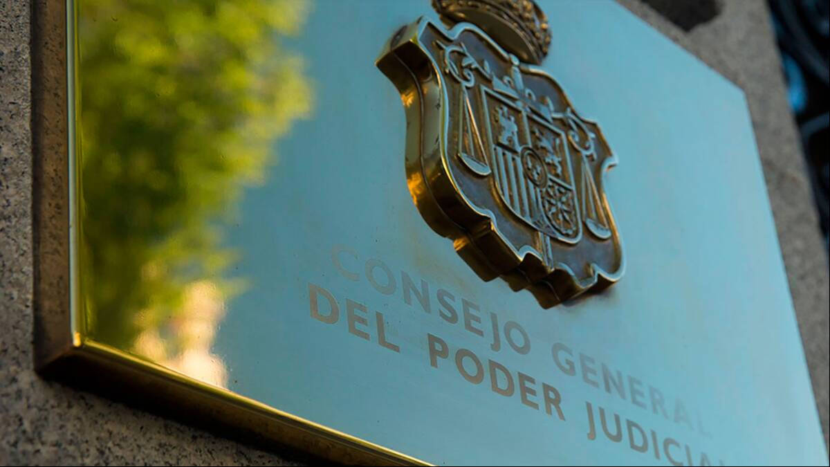 Placa que preside la entrada al edificio del Consejo General del Poder Judicial (CGPJ).